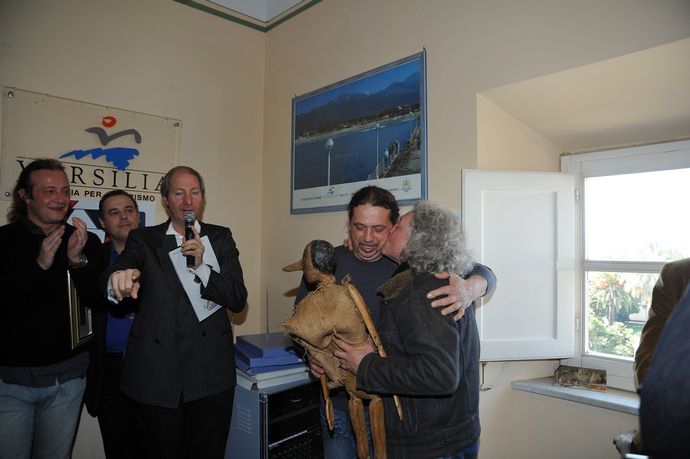 Loris_Marchi_voce_ufficiale_del_Carnevale_di_Viareggio_con_Andrea_Balestri_il_vero_Pinocchio_e_Gionata_Francesconi